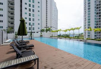 Straits Garden Suites, Georgetown has Balcony rooms