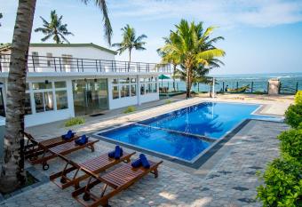 Manara Beach Resort has Balcony rooms