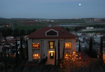 Gilboa Guest House - Benharim allows 18 year olds to book a room