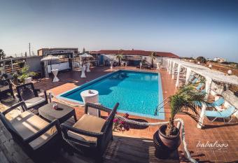 Babalogo Apartments has Balcony rooms