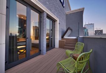 Hotel Indigo Tel Aviv - Diamond District, an IHG Hotel has rooms with a private hot tub