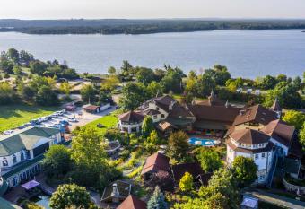 Wellnesshotel Seeschl    chen - Privat- Spa & Naturresort allows 18 year olds to book a room