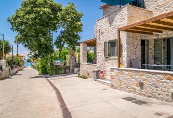 Petras Gi - Stone Houses allows 18 year olds to book a room