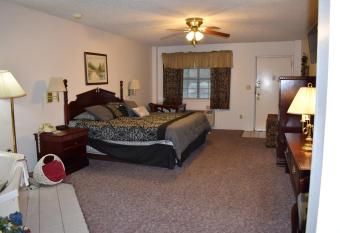 Thurman's Lodge has rooms with a private hot tub