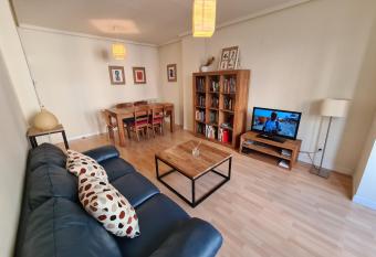 Dos Torres Boromir - Ubicaci  n en el Coraz  n de la Ciudad allows 18 year olds to book a room