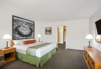 Super 8 by Wyndham Salina/Scenic Hills Area has rooms with a private hot tub