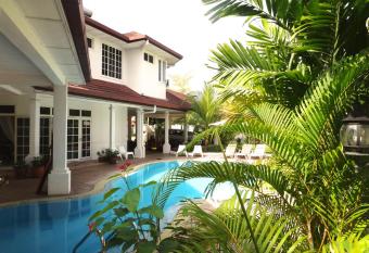 Rumah Putih B&B near KLIA allows 18 year olds to book a room