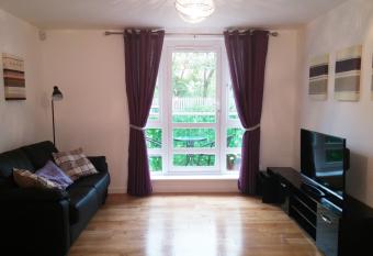 Edinburgh Holiday Apartment - Central Location has Balcony rooms