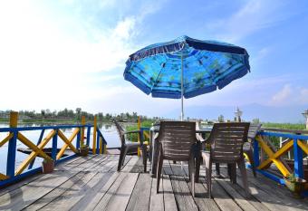 Golden Hopes Group of Houseboats has rooms with a private hot tub