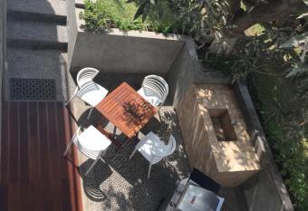 Zen Home & Garden House has rooms with a private hot tub