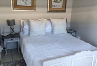 Stonehenge Cottage has Balcony rooms