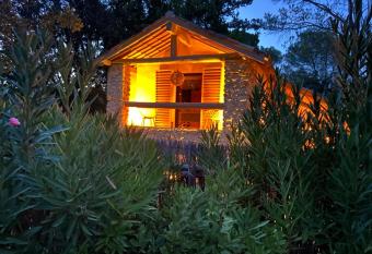 PRIVATE ROOM & SPA avec Jacuzzi privatif allows 18 year olds to book a room