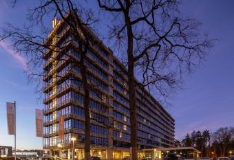 U Parkhotel allows 18 year olds to book a room