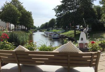 Hoffmanns Holsteinisches Haus allows 18 year olds to book a room