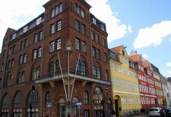 Hotel Bethel allows 18 year olds to book a room