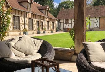 Le pigeonnier de la Farge  allows 18 year olds to book a room