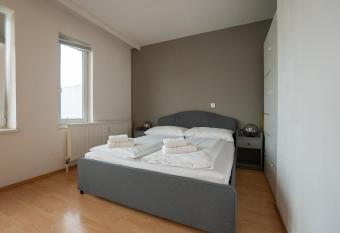 Apartment with a private terrace located right near Belvedere Castle, 15 minutes away from Stephansdom has Balcony rooms