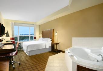 Four Points by Sheraton Victoria Gateway has rooms with a private hot tub