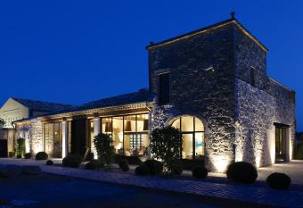 Les Chambres du Prieur   allows 18 year olds to book a room