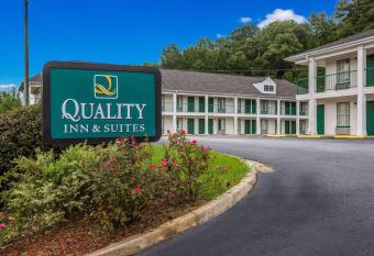 Quality Inn and Suites near Lake Oconee has rooms with a private hot tub