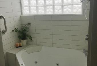 Moody s Motel has rooms with a private hot tub