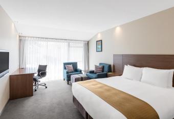 Holiday Inn Auckland Airport, an IHG Hotel has Balcony rooms