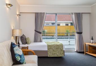 Best Western Newmarket Inn & Suites has Balcony rooms