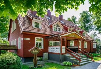 Raze allows 18 year olds to book a room