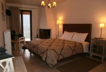 To Pandoxeio Tis Rinas allows 18 year olds to book a room