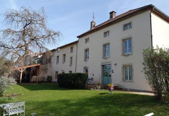 Chambres d h  tes La Tuilerie allows 18 year olds to book a room