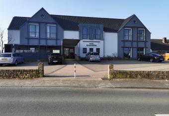 Hotel Bismarckh  he allows 18 year olds to book a room