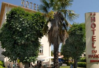 H  tel du Parc allows 18 year olds to book a room