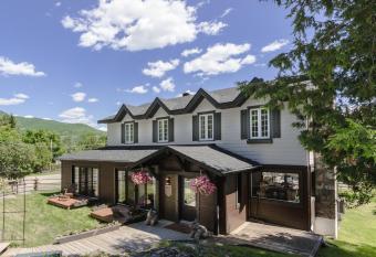 Auberge Sauvignon allows 18 year olds to book a room