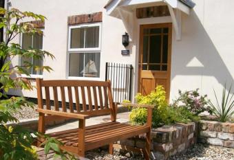 Contemporary Cottage Holidays has Balcony rooms