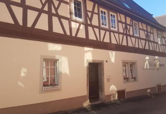 Ferienwohnung, Weingut Trockene Schmitts allows 18 year olds to book a room