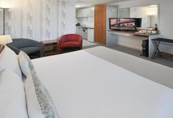 Whangaparaoa Lodge has rooms with a private hot tub