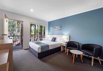 Kaloha Holiday Resort Phillip Island has rooms with a private hot tub