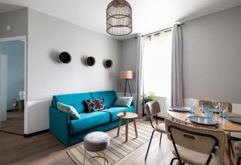 Joli T2, gare, intra-muros & plage    proximit   allows 18 year olds to book a room