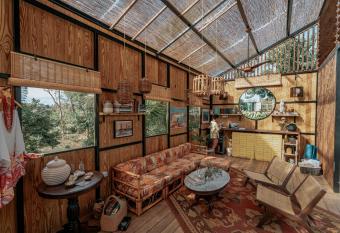 Finca Victoria allows 18 year olds to book a room