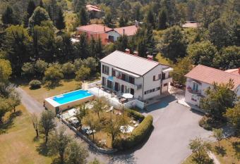 Guest House Surina has Balcony rooms