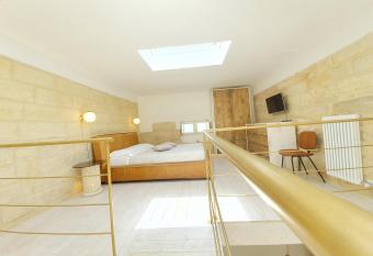 Le Nicchie luxury rooms has rooms with a private hot tub