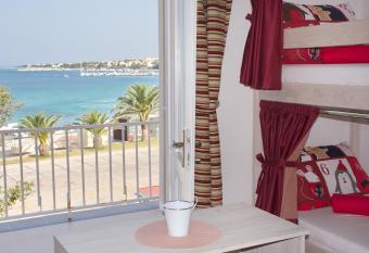 Hostel Casa La Cha allows 18 year olds to book a room