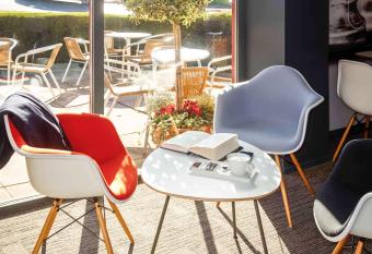 ibis London Luton Airport allows 18 year olds to book a room