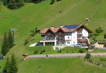 Garni La Tambra has Balcony rooms
