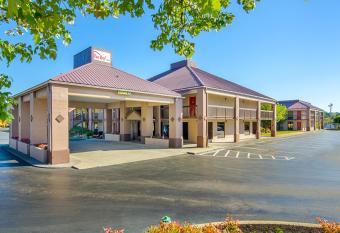 Red Roof Inn Kingsport has Smoking rooms