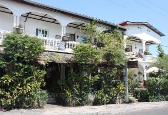 Hotel Jardin de la Paix allows 18 year olds to book a room
