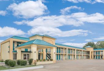 Americas Best Value Inn Kosciusko has Smoking rooms