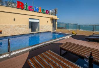 Richico Luxury Apartel Ocean allows 18 year olds to book a room