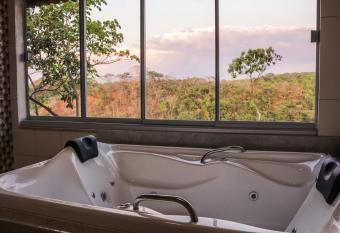 Fazenda Hotel Bem Ecol  gico has rooms with a private hot tub