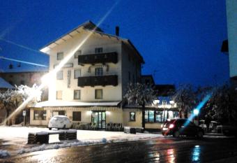 Hotel Capriolo has Balcony rooms